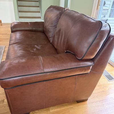 Like new leather loveseat (has an exact match listed separately)