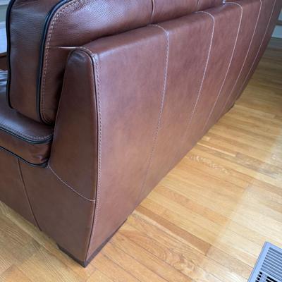 Like new leather loveseat (has an exact match listed separately)