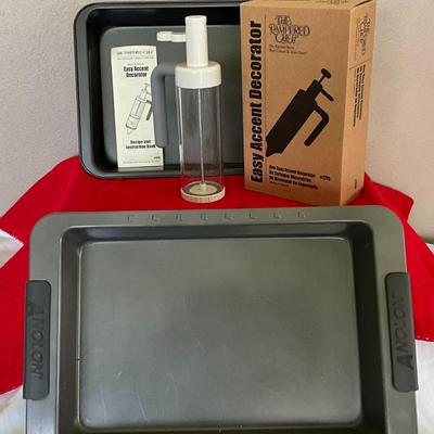New Pampered Chef Decorator, 2 Baking Pans 9x13s