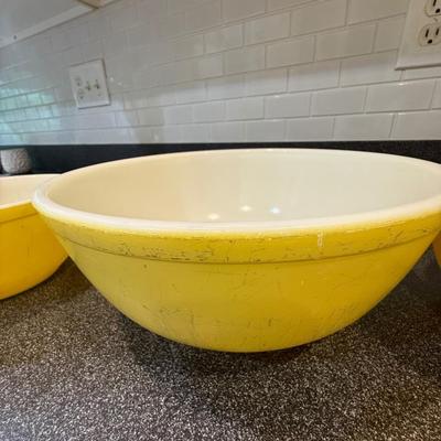 Yellow vintage Pyrex mixing bowls