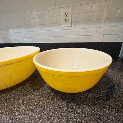 Yellow vintage Pyrex mixing bowls