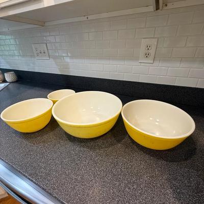 Yellow vintage Pyrex mixing bowls