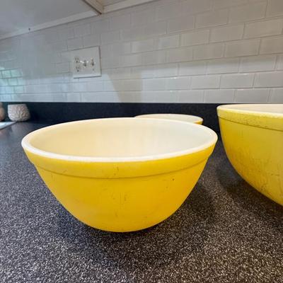 Yellow vintage Pyrex mixing bowls
