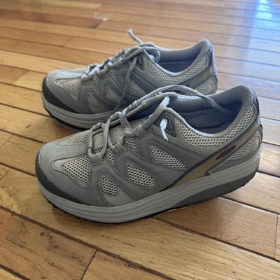 Collection of Women’s Shoes and Accessories - Shoe Size 8-9W (B2-DZ)