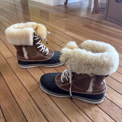 Collection of Women’s Shoes and Accessories - Shoe Size 8-9W (B2-DZ)