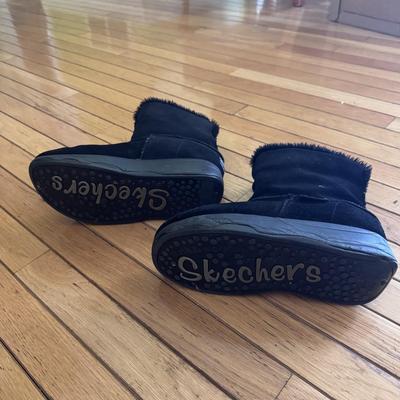 Collection of Women’s Shoes and Accessories - Shoe Size 8-9W (B2-DZ)