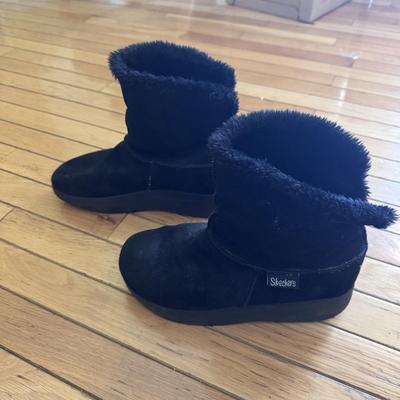 Collection of Women’s Shoes and Accessories - Shoe Size 8-9W (B2-DZ)