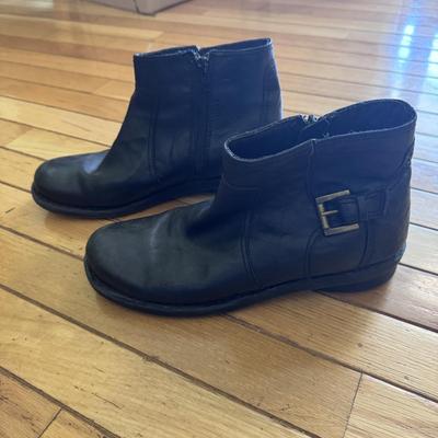 Collection of Women’s Shoes and Accessories - Shoe Size 8-9W (B2-DZ)