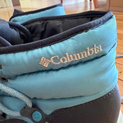 Collection of Women’s Shoes and Accessories - Shoe Size 8-9W (B2-DZ)