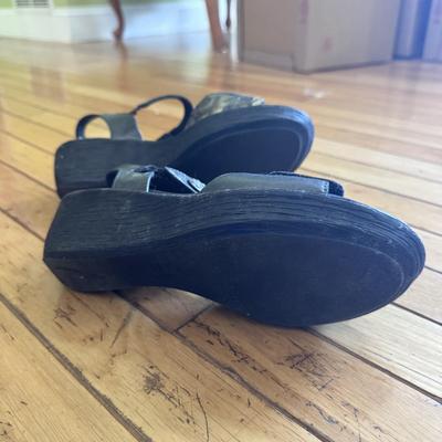 Collection of Women’s Shoes and Accessories - Shoe Size 8-9W (B2-DZ)