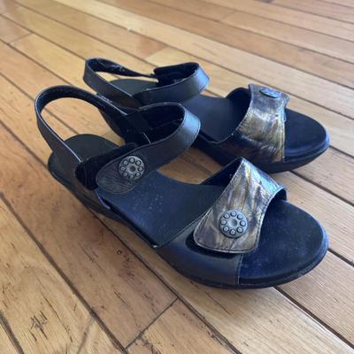 Collection of Women’s Shoes and Accessories - Shoe Size 8-9W (B2-DZ)