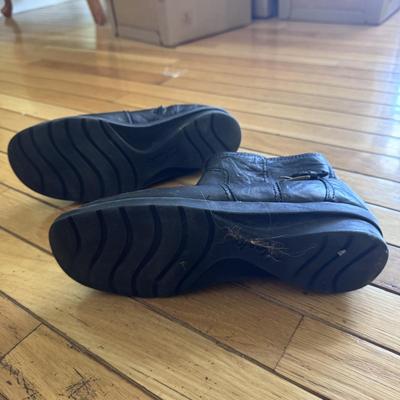 Collection of Women’s Shoes and Accessories - Shoe Size 8-9W (B2-DZ)