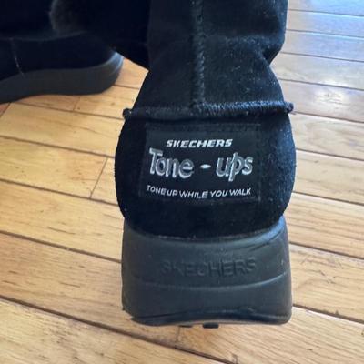 Collection of Women’s Shoes and Accessories - Shoe Size 8-9W (B2-DZ)