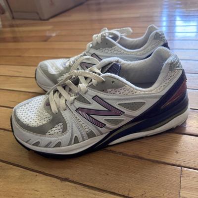 Collection of Women’s Shoes and Accessories - Shoe Size 8-9W (B2-DZ)