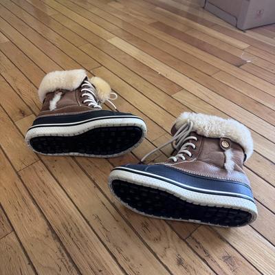 Collection of Women’s Shoes and Accessories - Shoe Size 8-9W (B2-DZ)