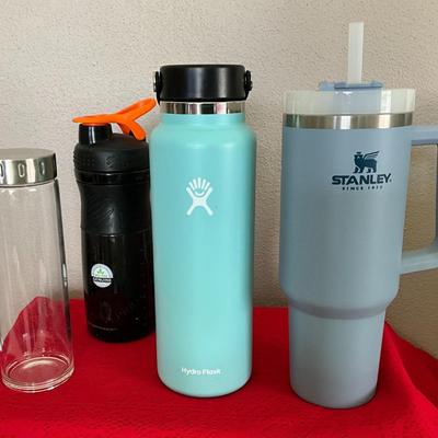 Stanley Adventure Quench Tumbler, Hydro Flask 32oz Water Bottle, plus