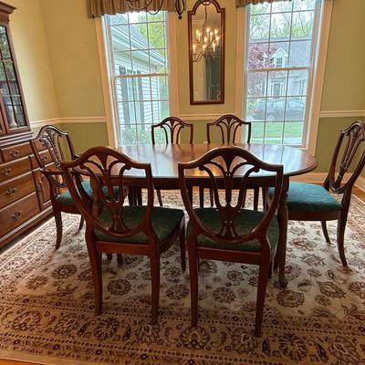 Beautiful dining table, 6 chairs and two leaves