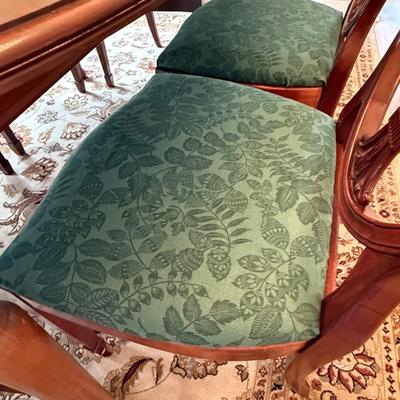 Beautiful dining table, 6 chairs and two leaves