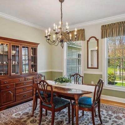 Beautiful dining table, 6 chairs and two leaves