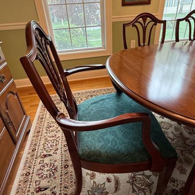Beautiful dining table, 6 chairs and two leaves