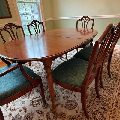Beautiful dining table, 6 chairs and two leaves