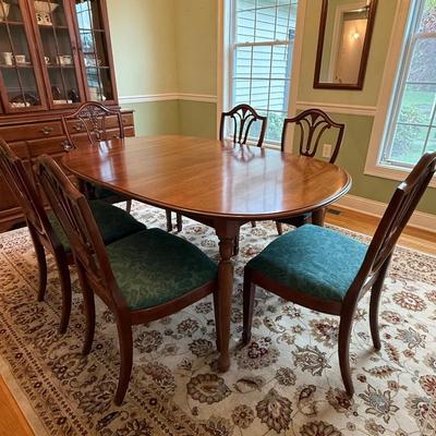 Beautiful dining table, 6 chairs and two leaves