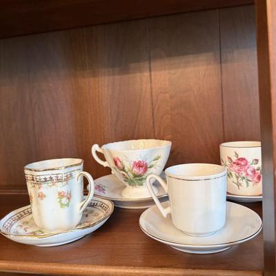 Lot of pretty tea cups and saucers