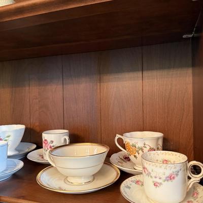 Lot of pretty tea cups and saucers