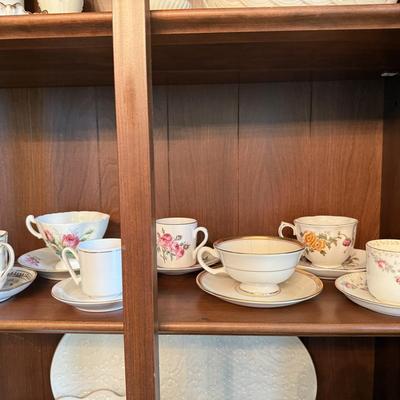 Lot of pretty tea cups and saucers
