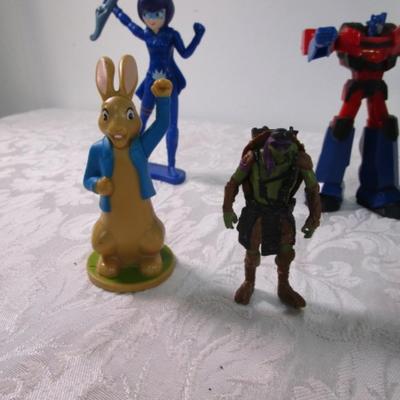 13 Toy figurines