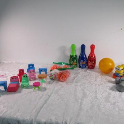 Bowling game, toy balls, Minions figure, small doll furniture