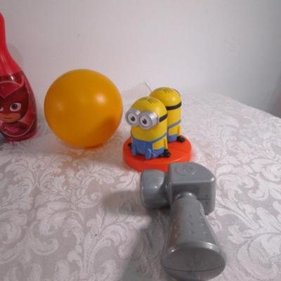 Bowling game, toy balls, Minions figure, small doll furniture