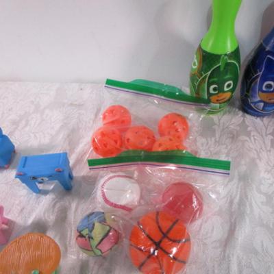 Bowling game, toy balls, Minions figure, small doll furniture