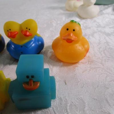 10 various rubber ducks