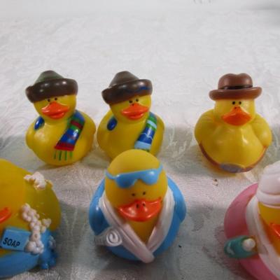 10 various rubber ducks