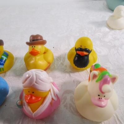 10 various rubber ducks