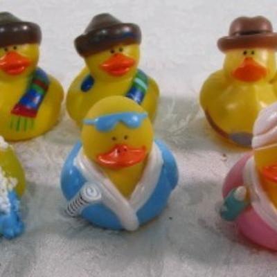 10 various rubber ducks