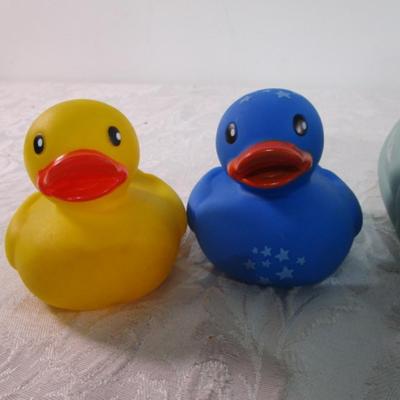 5 rubber ducks various sizes & 1 rubber ball with face