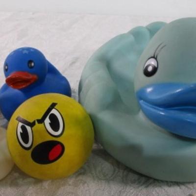 5 rubber ducks various sizes & 1 rubber ball with face