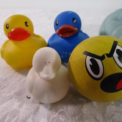 5 rubber ducks various sizes & 1 rubber ball with face