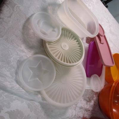 Tupperware containers & lids