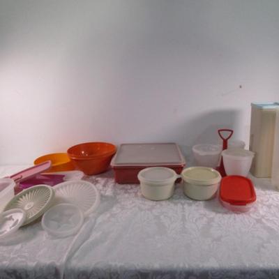 Tupperware containers & lids