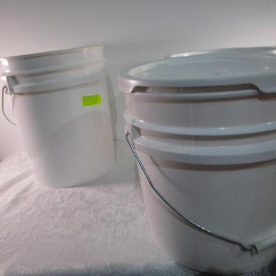 3 buckets with 2 lids