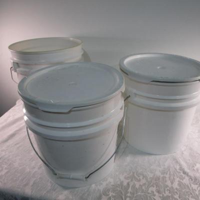 3 buckets with 2 lids