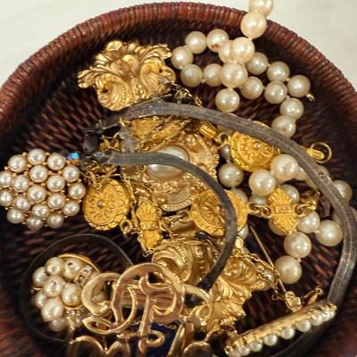 Lot of pretty vintage jewelry
