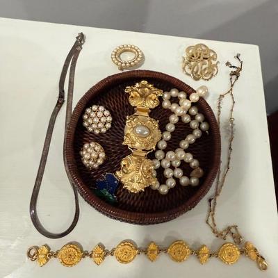 Lot of pretty vintage jewelry