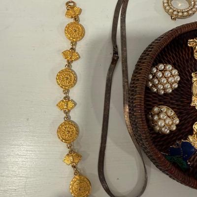Lot of pretty vintage jewelry