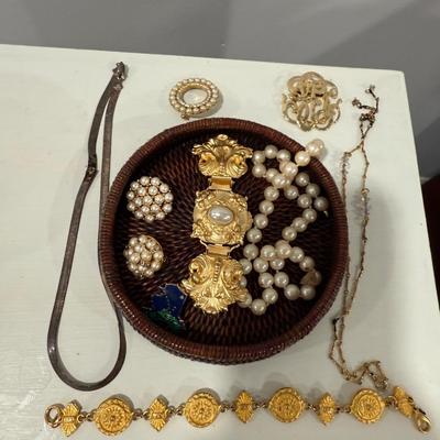 Lot of pretty vintage jewelry