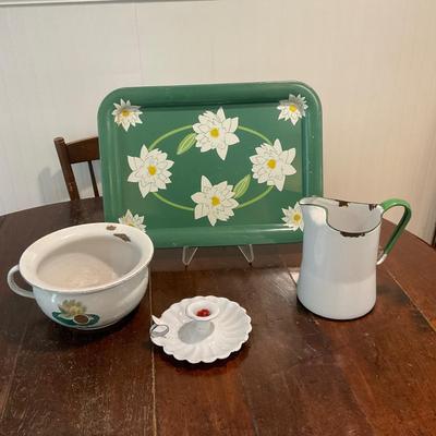 K1339 Vintage Green Enamelware with Water Lily Tray
