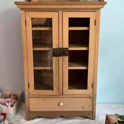 UBB1312 Vintage Doll Cabinet with Drawer